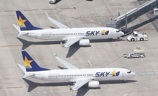 神戸空港に並ぶ旅客機＝２０２０年８月、神戸空港