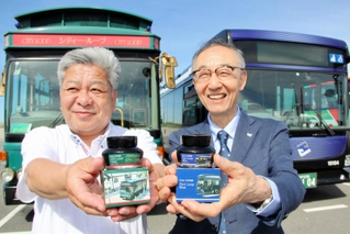 「シティーループ」と「ポートループ」をイメージした特別色のインクを持つナガサワ文具センターの竹内直行商品開発室長（右）と、神姫バスの芝田博之指導運転士＝神戸市中央区港島南町７