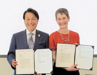 記者会見したパソナグループの南部靖之グループ代表（左）とハーバード大デザイン大学院のサラ・ホワイティング学部長＝東京都内、パソナグループ提供