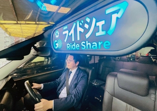 「ライドシェア」と書かれた表示灯が取り付けられた車両。大阪市内で報道陣に公開された＝31日午後、同市福島区