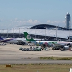 離陸を待つ飛行機が並ぶ関西空港。今年９月に開港から３０周年を迎える＝２０２２年、関西空港