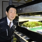 実証工場を兼ねる本社の研究所で植物工場の展望を語る森一生社長＝神戸市北区大沢町上大沢、森久エンジニアリング