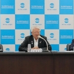 定例会見であいさつする川崎博也会頭（中央）ら＝神戸市中央区港島中町６、神戸商工会議所（撮影・谷口夏乃）