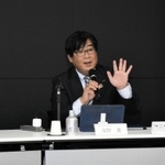 売上高と利益が過去最高を更新した２０２４年３月期決算などを説明する、シスメックスの浅野薫社長（中央）＝神戸市中央区脇浜海岸通１、本社