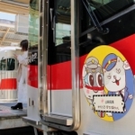 電車に掲げられた新たな「かなしきデブ猫ちゃん」のヘッドマーク＝姫路市南町、山陽姫路駅