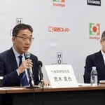 会見で発言するエイチ・ツー・オー（Ｈ２Ｏ）リテイリングの荒木直也社長（左）。右はＨ２Ｏ副社長で関西フードマーケット社長の林克弘氏＝大阪市北区