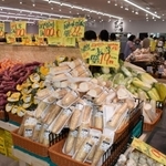 青果が山積みされた「八百鮮魚崎南店」の売り場＝神戸市東灘区魚崎南町４