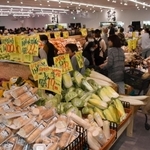 青果を充実させた「八百鮮魚崎南店」の売り場＝神戸市東灘区魚崎南町４