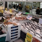 丸ごとの魚が目を引く鮮魚売り場＝神戸市東灘区魚崎南町４、八百鮮魚崎南店