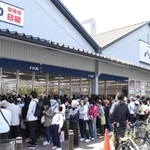 入店を待つ買い物客ら。長蛇の列ができた＝神戸市東灘区魚崎南町４、八百鮮魚崎南店