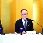 神戸経済同友会の代表幹事に就いた（左から）神原忠明氏と２年目に入る井谷憲次氏、退任した楢木一秀氏＝神戸市中央区港島中町６、神戸ポートピアホテル