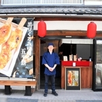 五平餅を販売する店舗「米と黒豆」の前に立つ大坂宇津実さん＝丹波篠山市二階町