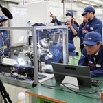ギネスの審査当日にロボットを最終調整する技術者ら（三菱電機提供）