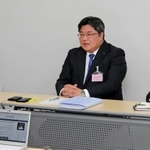 ２０２４年３月期決算を発表するジャパンエンジンコーポレーションの川島健社長（中央）ら＝大阪市中央区北浜１、大阪取引所（撮影・大島光貴）