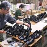手作業も多く、約３０もの工程を経て作られる靴の数々＝神戸市長田区大道通５、カワノ（撮影・大田将之）