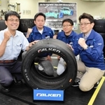 タイヤ開発に携わるモータースポーツ部の（左から）斉脇泉部長、安田恵直課長、大小瀬求課長代理と材料開発本部の笛木隆史課長＝神戸市中央区、住友ゴム工業