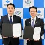 山梨県と水素活用で基本合意書を締結した住友ゴム工業の山本悟社長（右）と長崎幸太郎・山梨県知事＝東京都千代田区