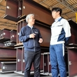 鋼材の前に立つ大和工業の塚本一弘取締役常務執行役員（左）とサステナビリティ経営推進室の駒智之室長＝姫路市大津区勘兵衛町５