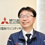 姫路事業所で取材に応じる三菱電機モビリティの加賀邦彦社長＝姫路市千代田町