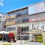 震災復興のシンボルとして建てられたシューズプラザ。今後の活用や建物の行く末は決まっていない＝神戸市長田区細田町７