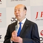 シューズの片足分のみの販売を始めるアシックスの廣田康人会長兼最高経営責任者（ＣＥＯ）＝神戸市中央区