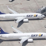 神戸空港に並ぶ旅客機＝２０２０年８月、神戸空港