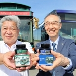 「シティーループ」と「ポートループ」をイメージした特別色のインクを持つナガサワ文具センターの竹内直行商品開発室長（右）と、神姫バスの芝田博之指導運転士＝神戸市中央区港島南町７