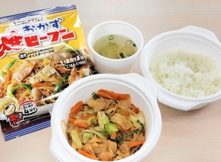 「おかず焼ビーフン　オイスターソース味」と白米、みそ汁のセット。提供価格は６５０円（神明ホールディングス提供）