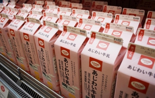 赤いロゴマークが入った「コープこうべ商品」の牛乳＝４月、神戸市東灘区住吉本町１、シーア