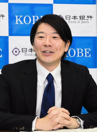 離任が決まり、兵庫で勤務した２年弱を振り返る竜田博之・日銀神戸支店長＝神戸市中央区京町