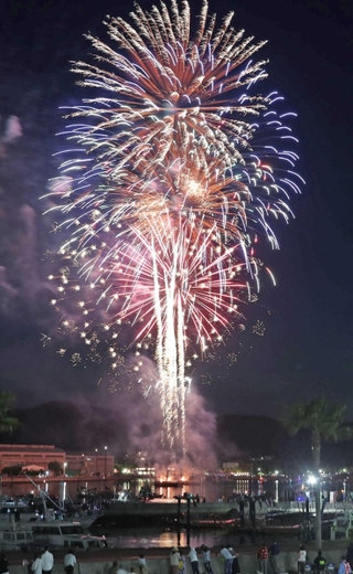 相生ペーロン祭の海上花火大会で夜空や湾内を彩る花火＝５月２５日夜、相生市の相生湾