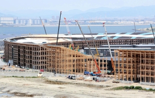 約９割が組み上がった木造巨大屋根「リング」。内側にはパビリオンの建屋も姿を現した＝１２日午前、大阪市此花区