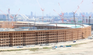 ２０２５年大阪・関西万博の会場予定地・夢洲で、約９割が組み上がった木造巨大屋根「リング」＝１２日午後、大阪市此花区
