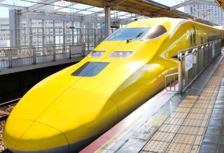引退が発表されたドクターイエロー。先頭車両の前部にはカメラを備える＝２０１７年９月、岡山駅