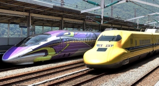 停車するエヴァンゲリオン新幹線の横を通過するドクターイエロー＝２０１６年５月、ＪＲ相生駅