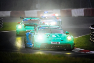 「ニュルブルクリンク24時間耐久レース」で走行するファルケンモータースポーツチームの車両＝ドイツ・ニュルブルク（住友ゴム工業提供）