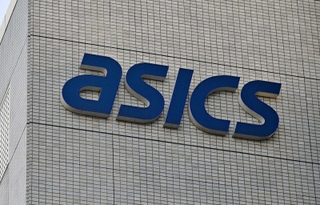 アシックス本社に掲げられたロゴ＝２０１９年、神戸市中央区港島中町７