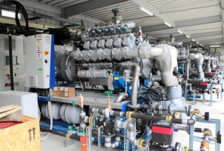 完成した木質バイオマス発電所の発電設備＝朝来市生野町猪野々（シン・エナジー提供）