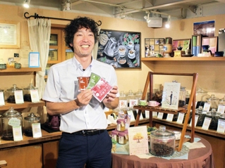 「炭火焙煎１００％の伝統を守りたい」と話す萩原珈琲の萩原英治社長＝神戸市灘区城内通１