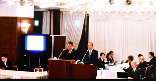 モニターで中継された関西フードマーケットの株主総会＝大阪市北区