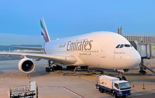 エミレーツ航空が関西空港-ドバイ線に再就航させたエアバスＡ３８０＝同空港