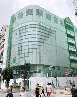 「東急ハンズ三宮店」が入っていたビル。解体工事が始まった＝２６日午前、神戸市中央区下山手通２