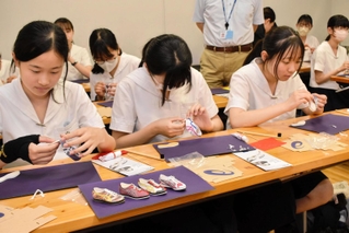 本物と同じ順番でミニチュアシューズづくりに取り組む生徒ら＝神戸市中央区港島中町７