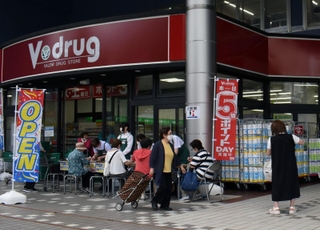 27日オープンした「Ｖ・ドラッグ本多聞店」＝神戸市垂水区本多聞１