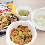 「おかず焼ビーフン　オイスターソース味」と白米、みそ汁のセット。提供価格は６５０円（神明ホールディングス提供）