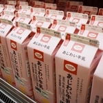 赤いロゴマークが入った「コープこうべ商品」の牛乳＝４月、神戸市東灘区住吉本町１、シーア