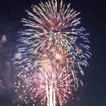 相生ペーロン祭の海上花火大会で夜空や湾内を彩る花火＝５月２５日夜、相生市の相生湾
