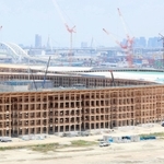 ２０２５年大阪・関西万博の会場予定地・夢洲で、約９割が組み上がった木造巨大屋根「リング」＝１２日午後、大阪市此花区