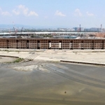 ２０２５年大阪・関西万博の会場予定地・夢洲で、約９割が組み上がった木造巨大屋根「リング」＝１２日午後、大阪市此花区
