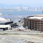 約９割が組み上がった木造巨大屋根「リング」（右）と建設が進むパソナグループのパビリオン＝12日午前、大阪市此花区